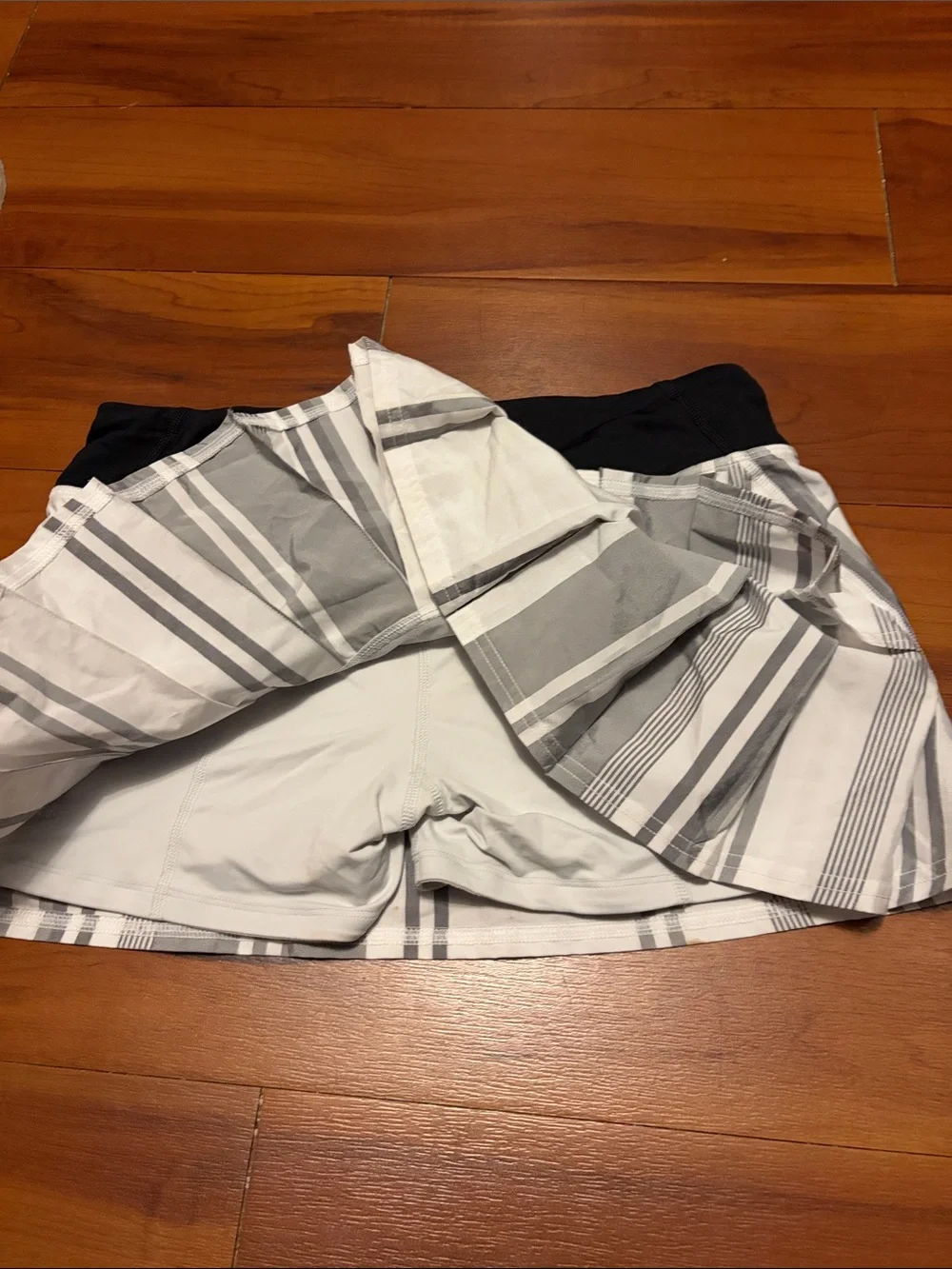 lululemon athletica Black, White & Gray Striped T3 Pleated Skorts Skirt Sz 6